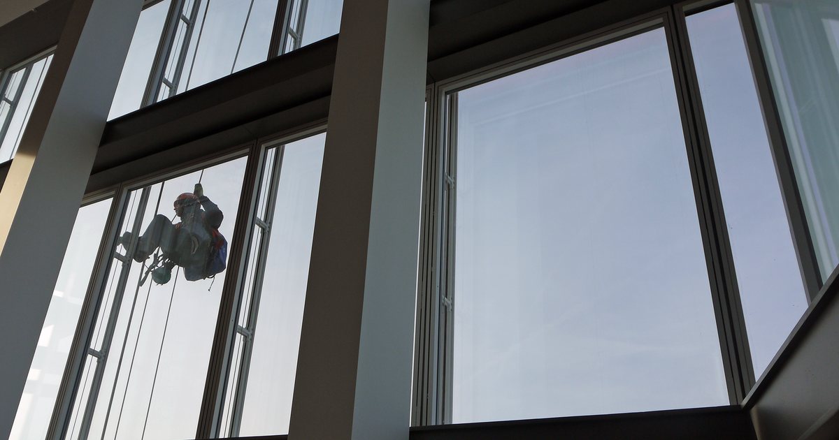 How to clean windows without streaks